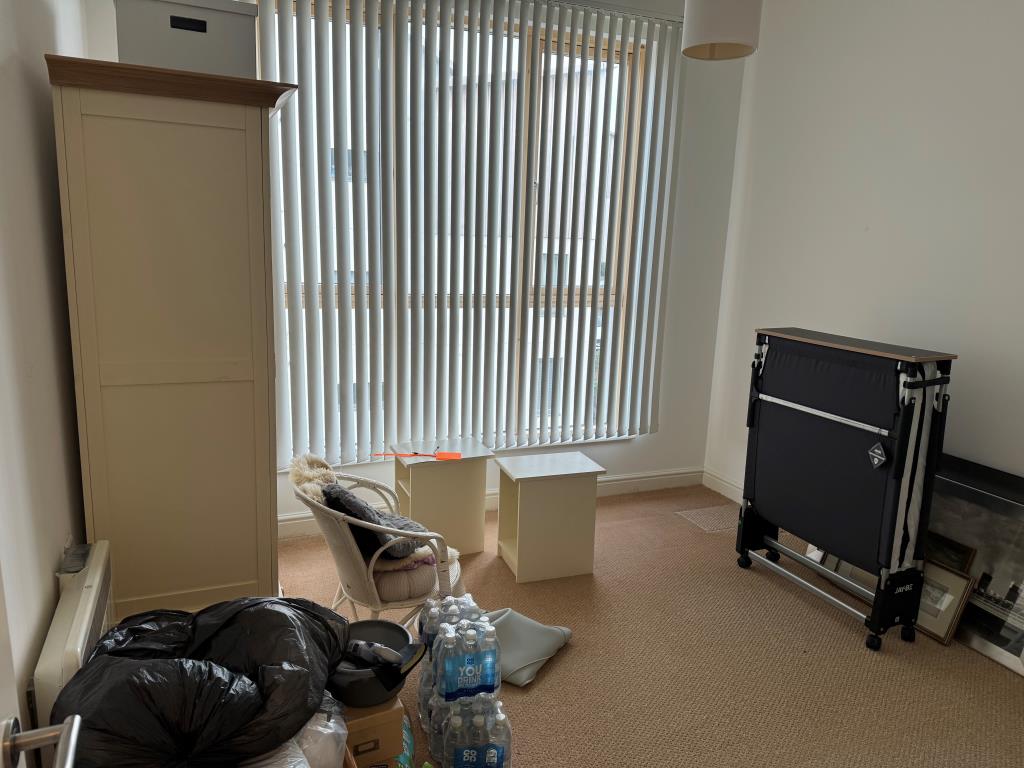 Lot: 128 - TWO-BEDROOM FLAT WITH PARKING FOR INVESTMENT OR OCCUPATION - Bedroom 1 from the Hallway